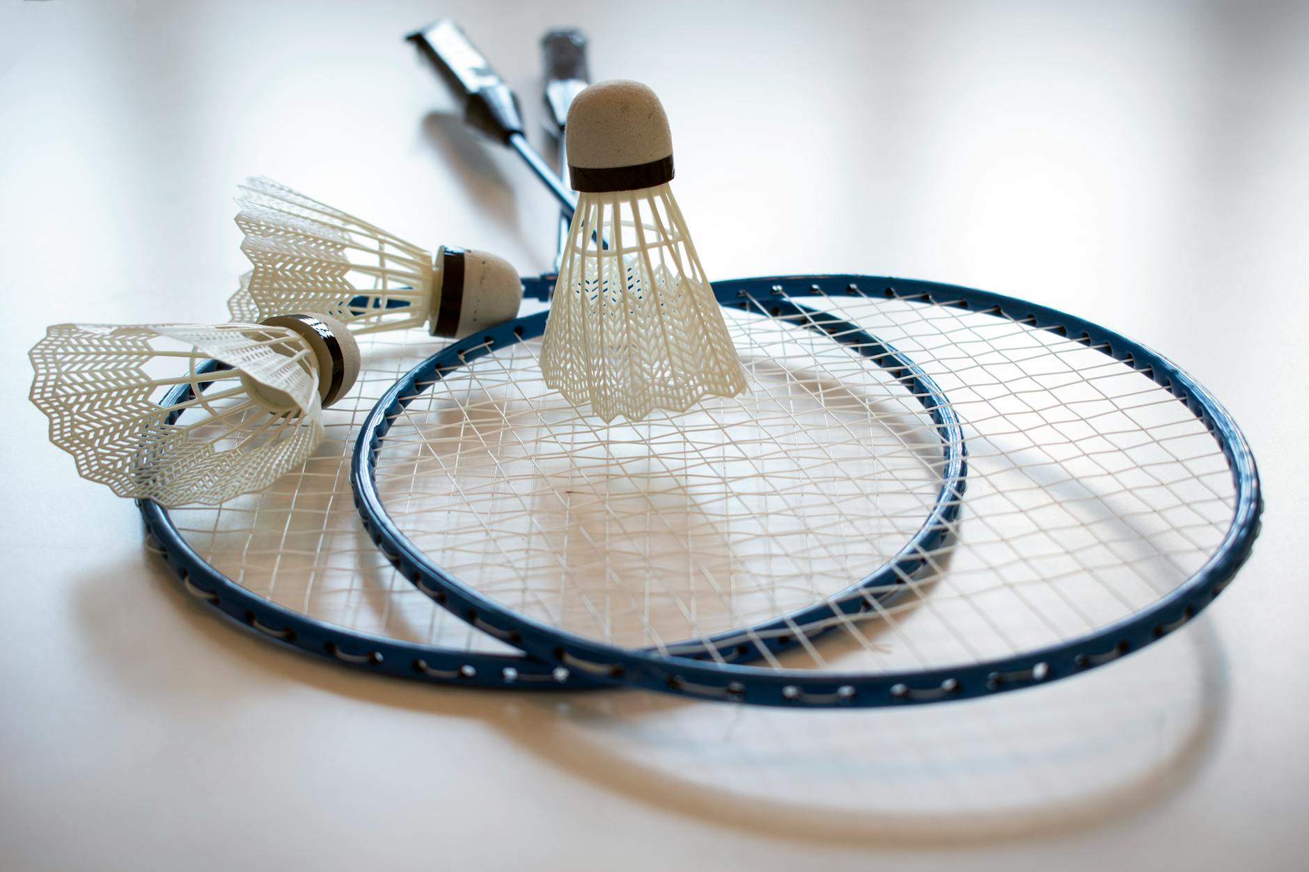 Proses stringing senar raket badminton di toko olahraga