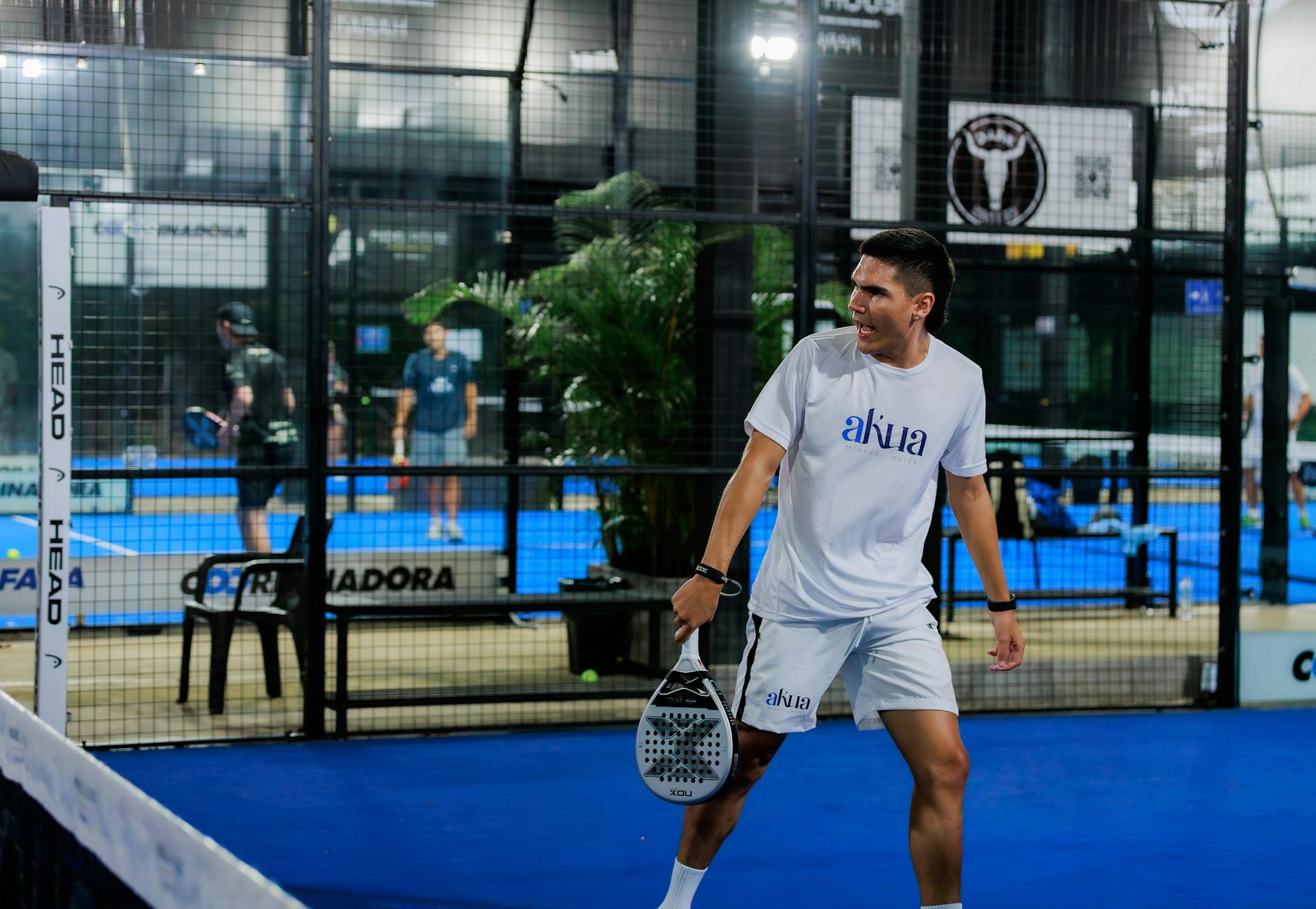 Perbandingan olahraga raket: lapangan padel dengan dinding kaca dan raket badminton