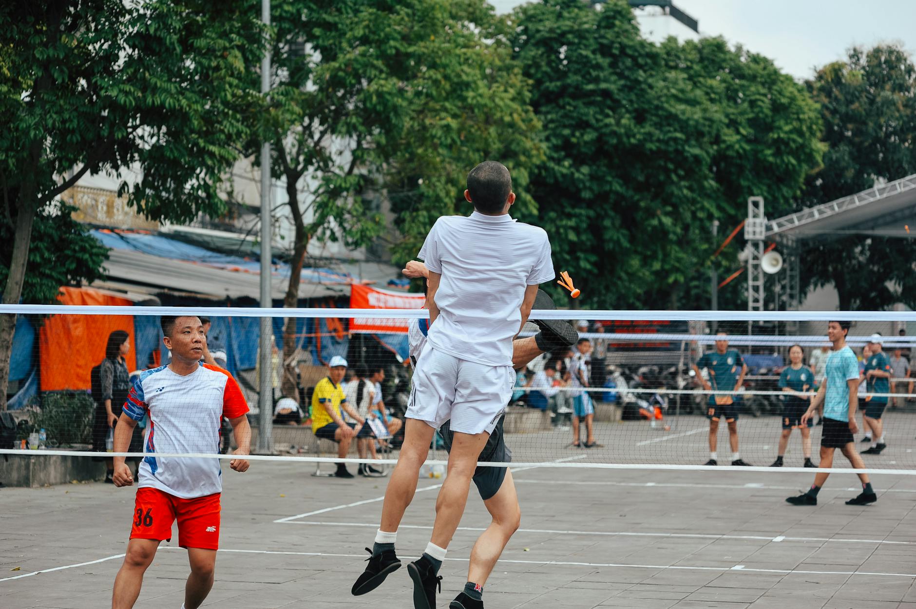Teknik smash badminton dengan langkah dan ayunan lengan yang tepat